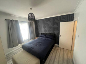 2 bed apartment with garden & parking west London